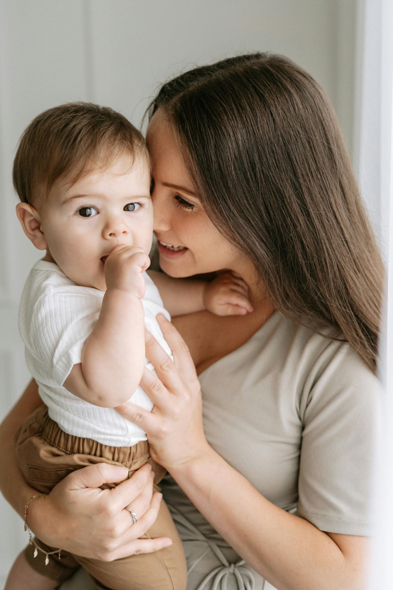 Une maman tenant son bébé contre elle