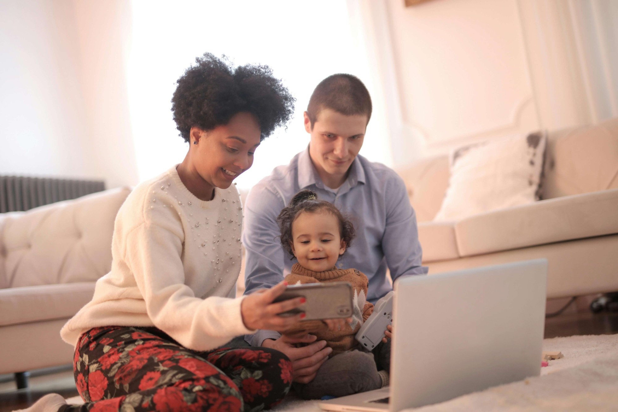 Parents et leur enfant souriant dans le salon