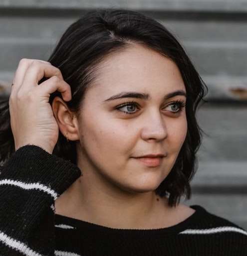 Portrait d'une femme aux cheveux bruns