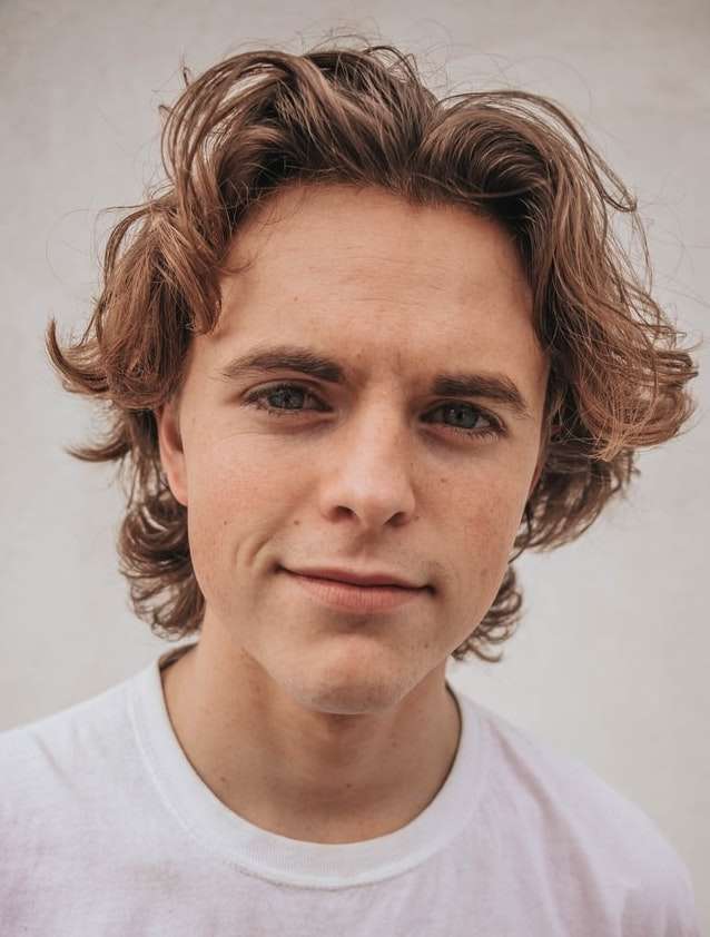 Portrait d'un jeune homme aux cheveux bouclés