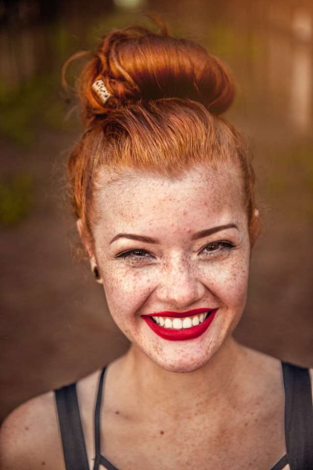 Portrait souriant d'une femme rousse