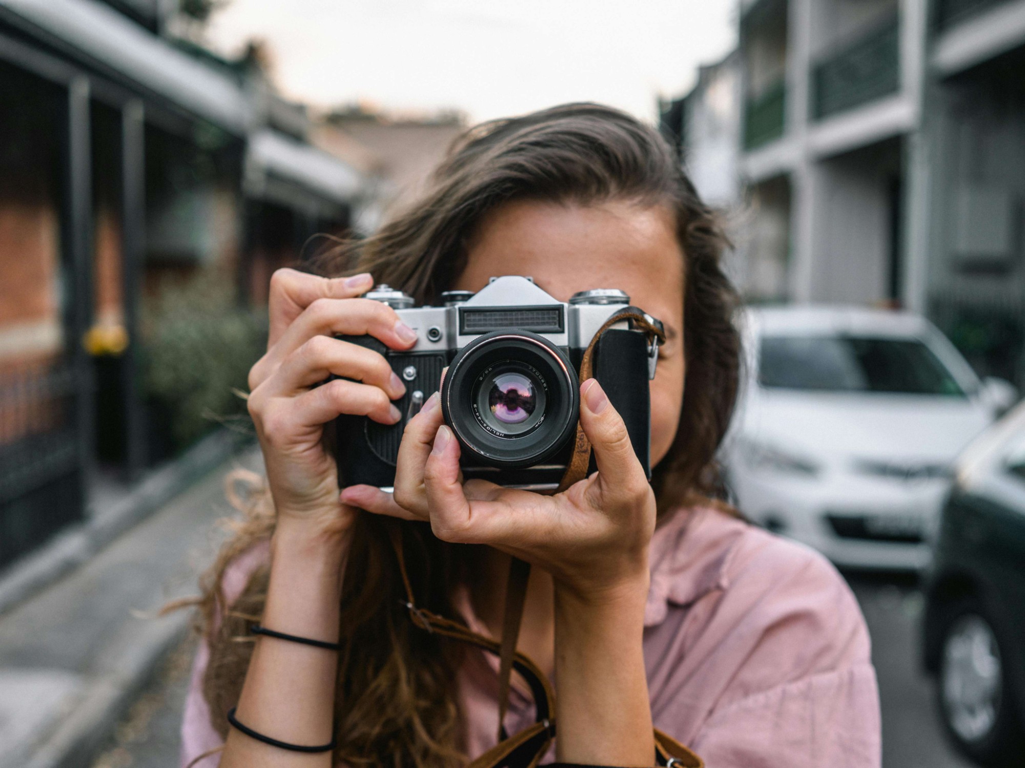Photographe de l'équipe Photoma avec un appareil argentique