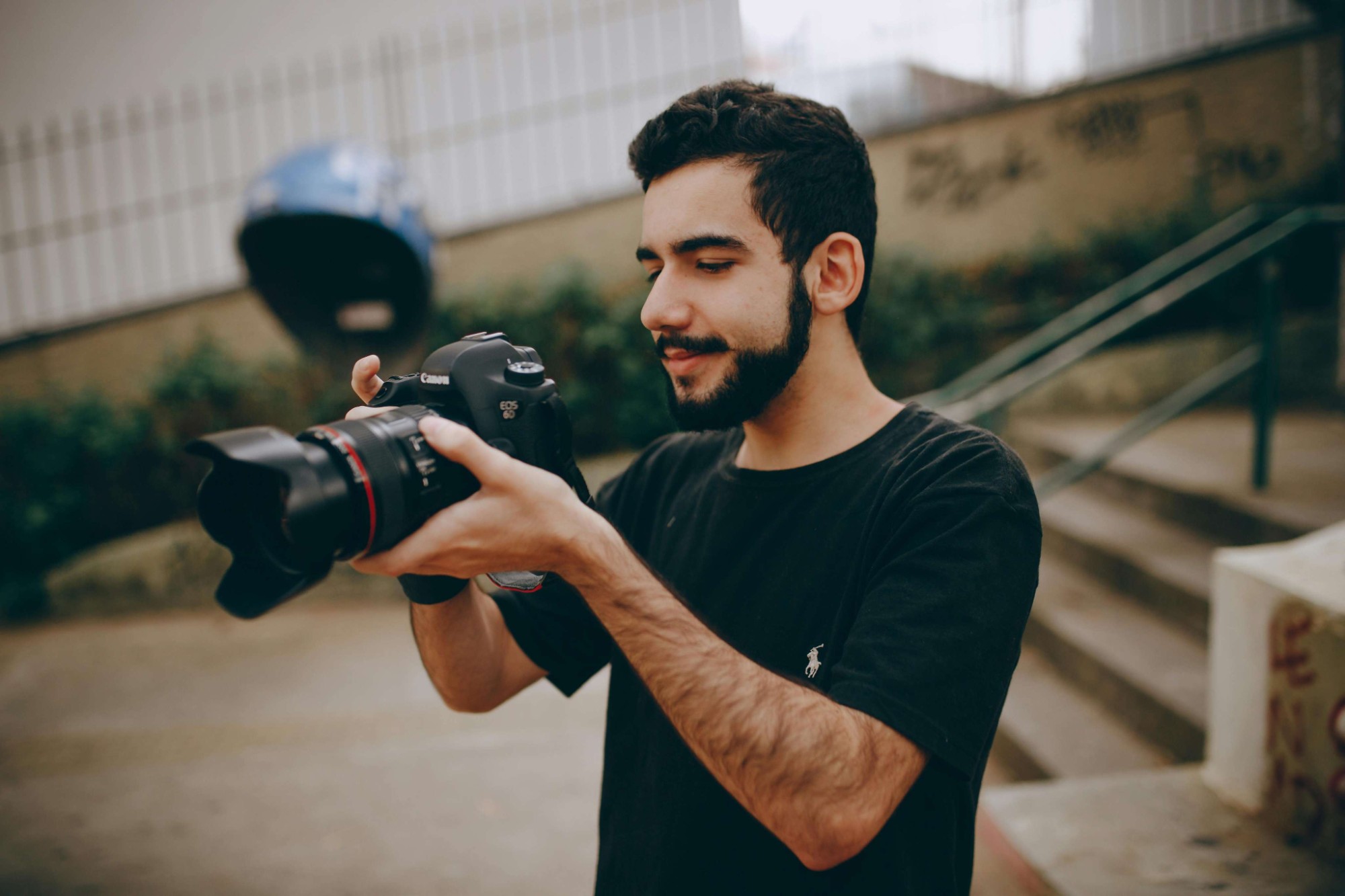 Photographe de l'équipe Photoma vérifiant ses clichés